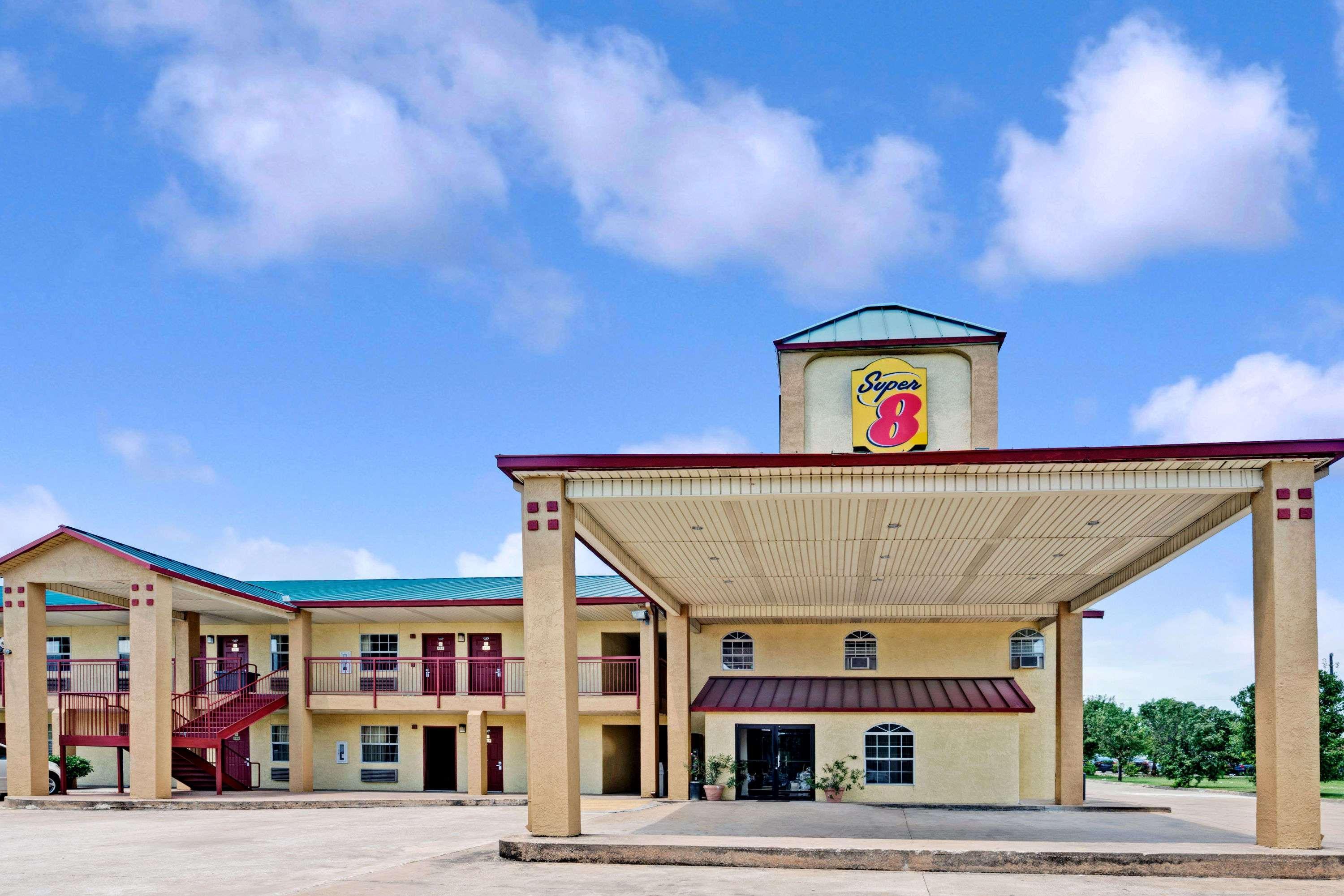Super 8 By Wyndham Dallas South Exterior photo