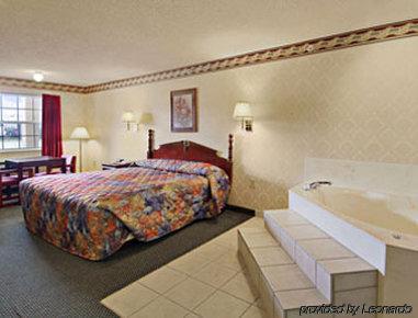 Super 8 By Wyndham Dallas South Room photo