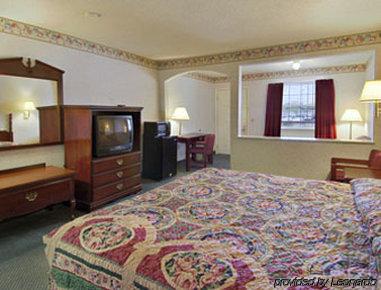 Super 8 By Wyndham Dallas South Room photo