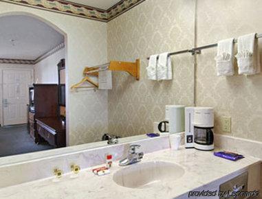 Super 8 By Wyndham Dallas South Room photo