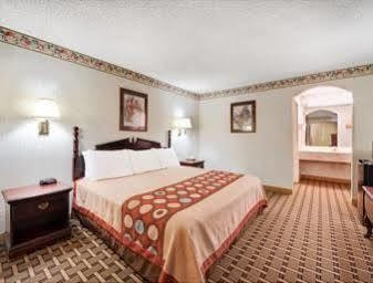Super 8 By Wyndham Dallas South Exterior photo